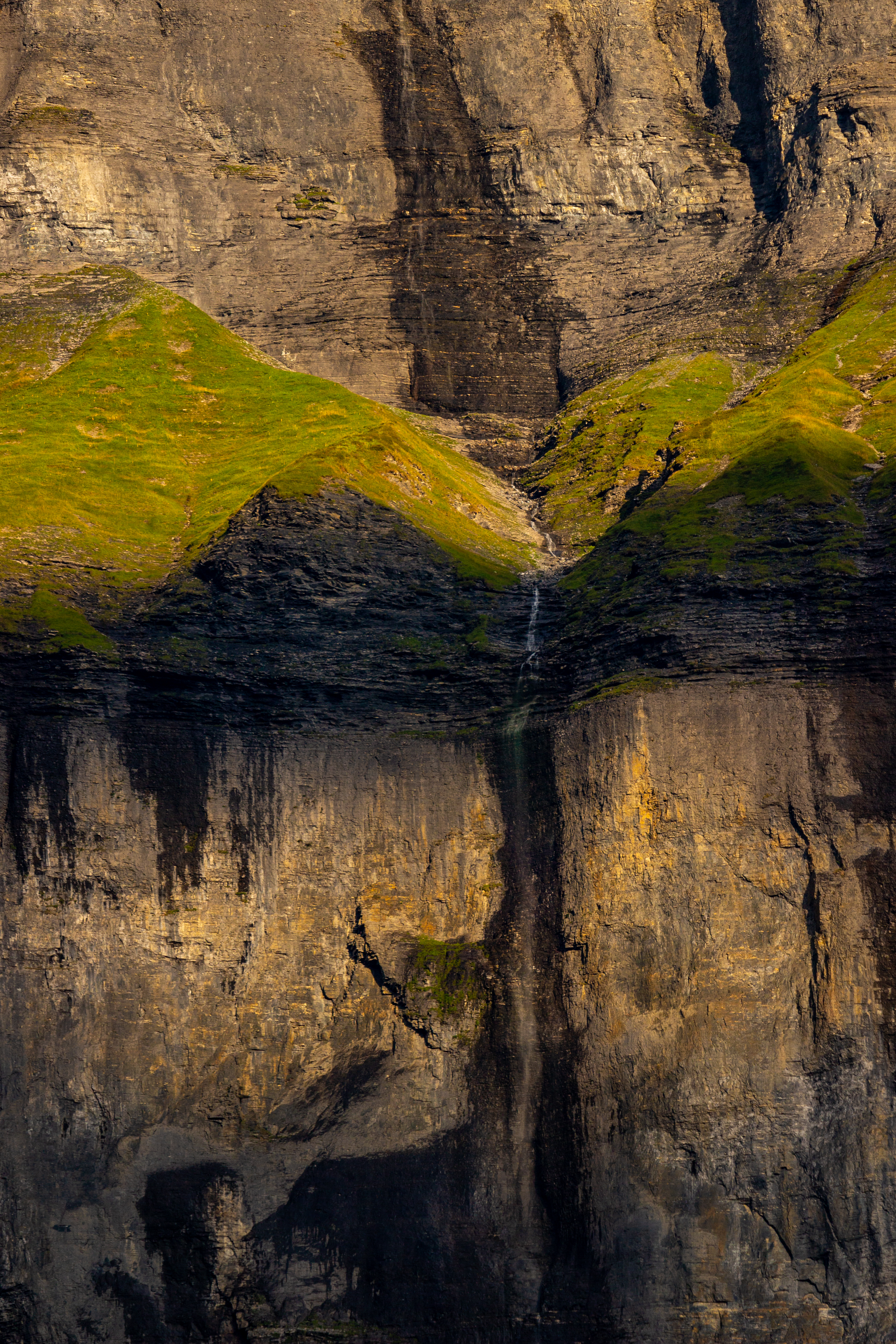 Cascade sur les parois du cirque du Fer à Cheval